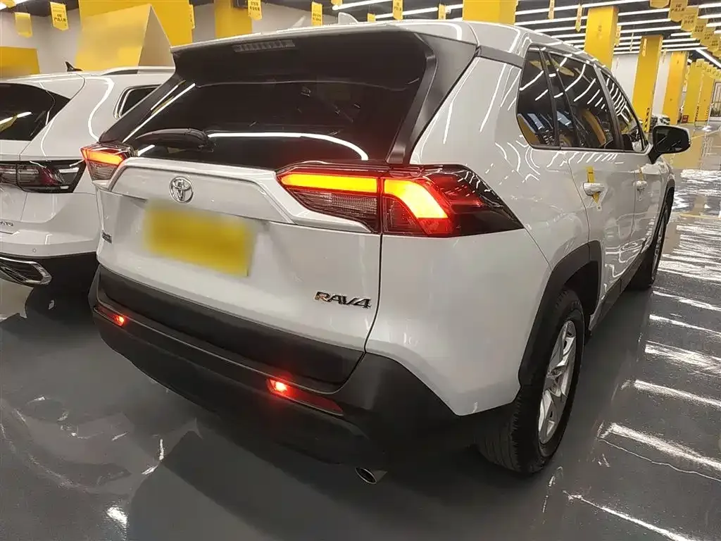 Toyota RAV4 — фото 10