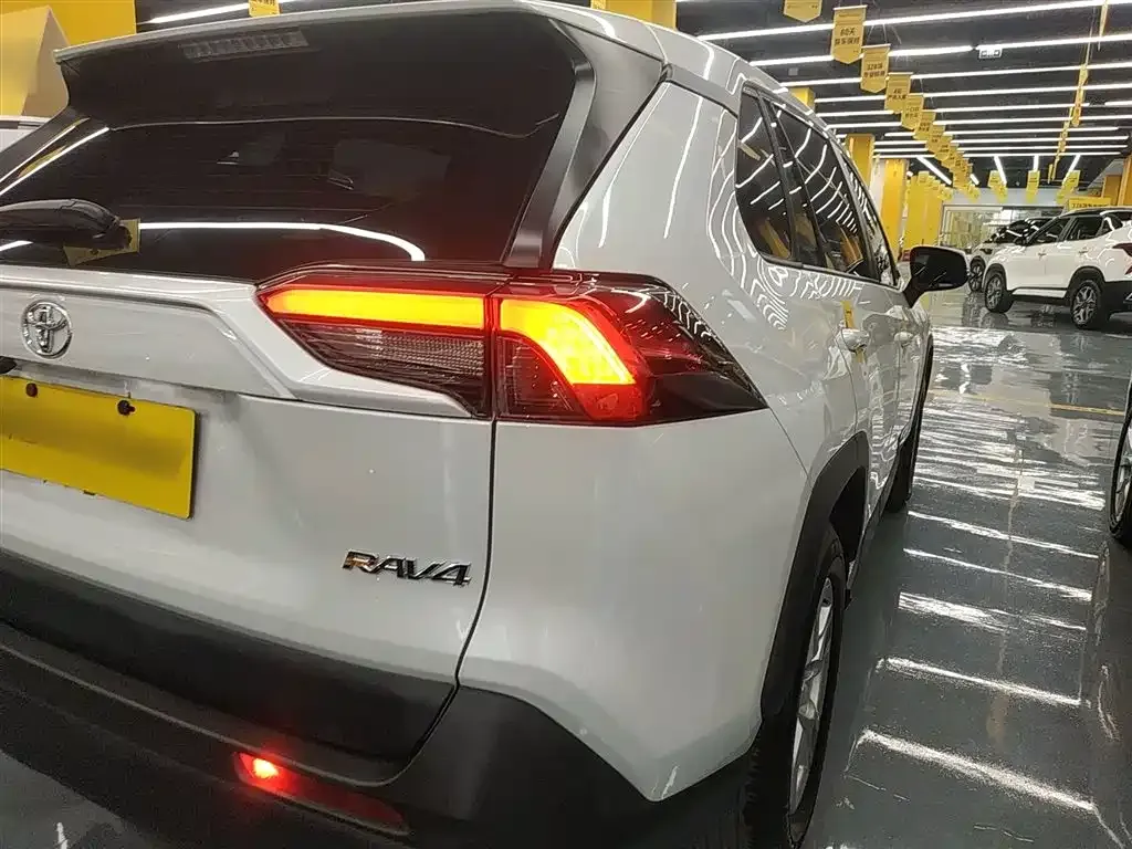 Toyota RAV4 — фото 8