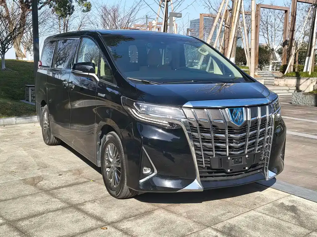 Toyota Alphard — фото 1