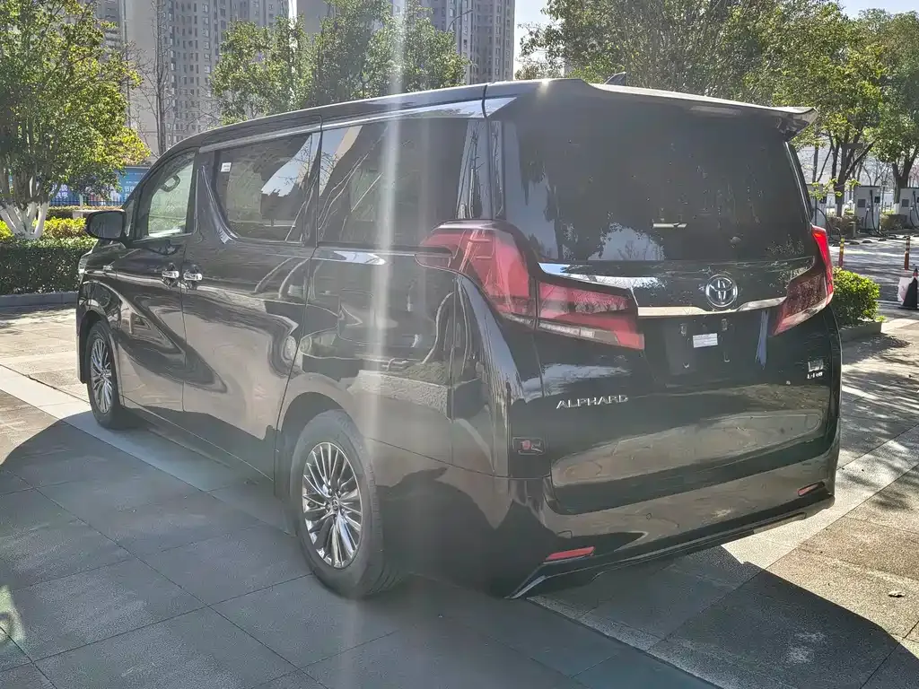 Toyota Alphard — фото 4