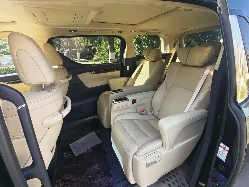 Toyota Alphard — фото 5
