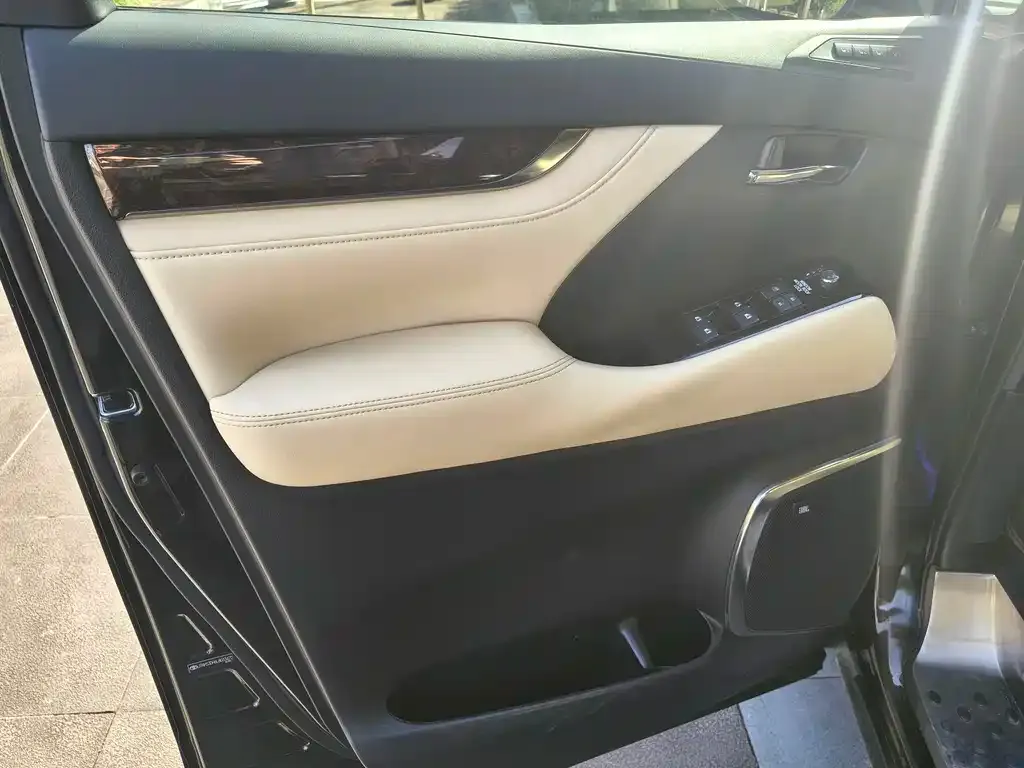 Toyota Alphard — фото 3