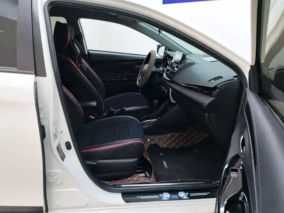 Toyota Yaris L — фото 8