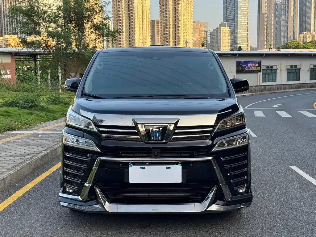 Toyota Vellfire — фото 1