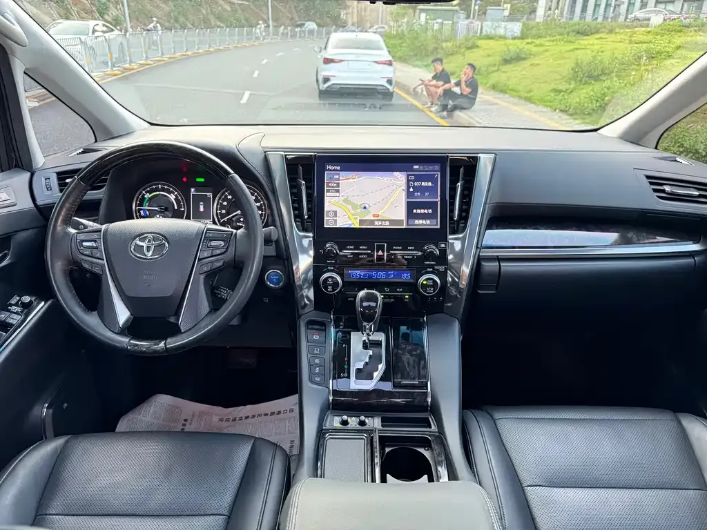 Toyota Vellfire — фото 3