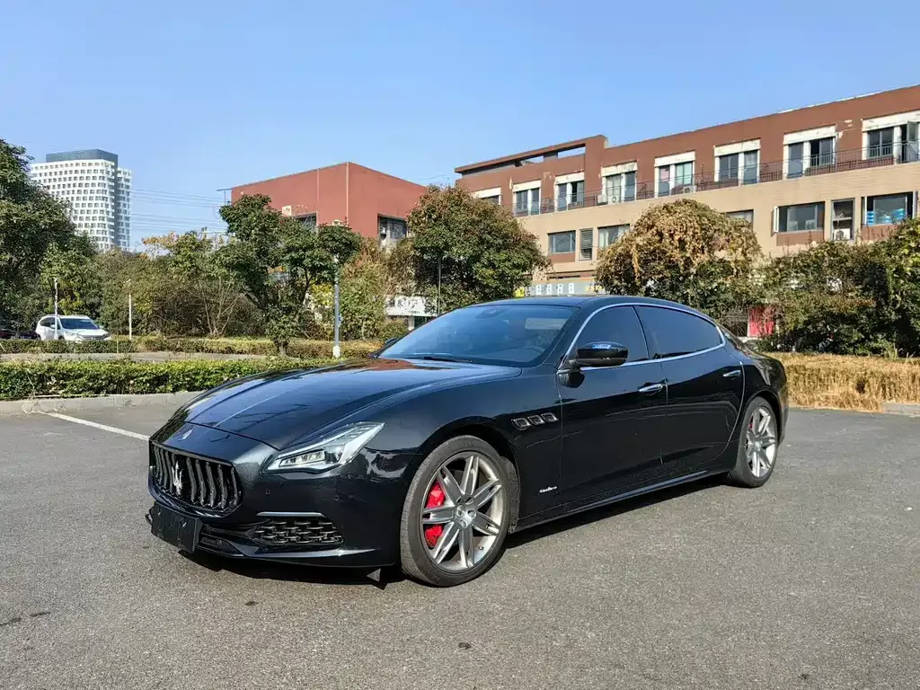 Maserati Quattroporte — фото 1