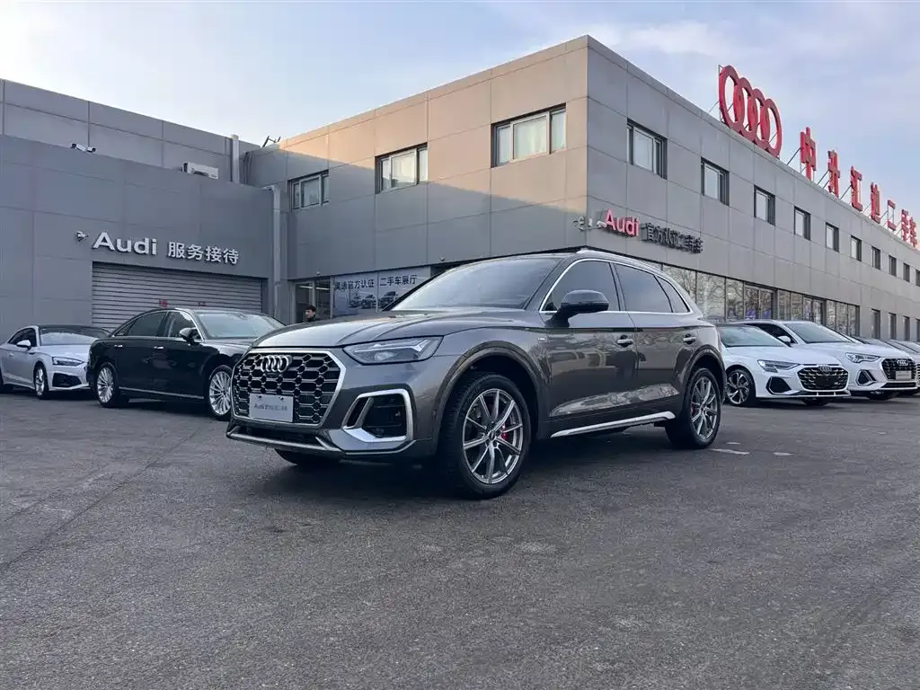 Audi Q5L — фото 1