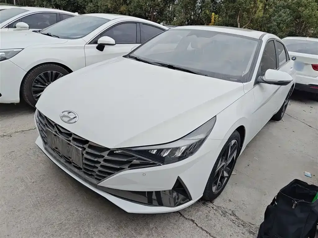 Hyundai Elantra — фото 1