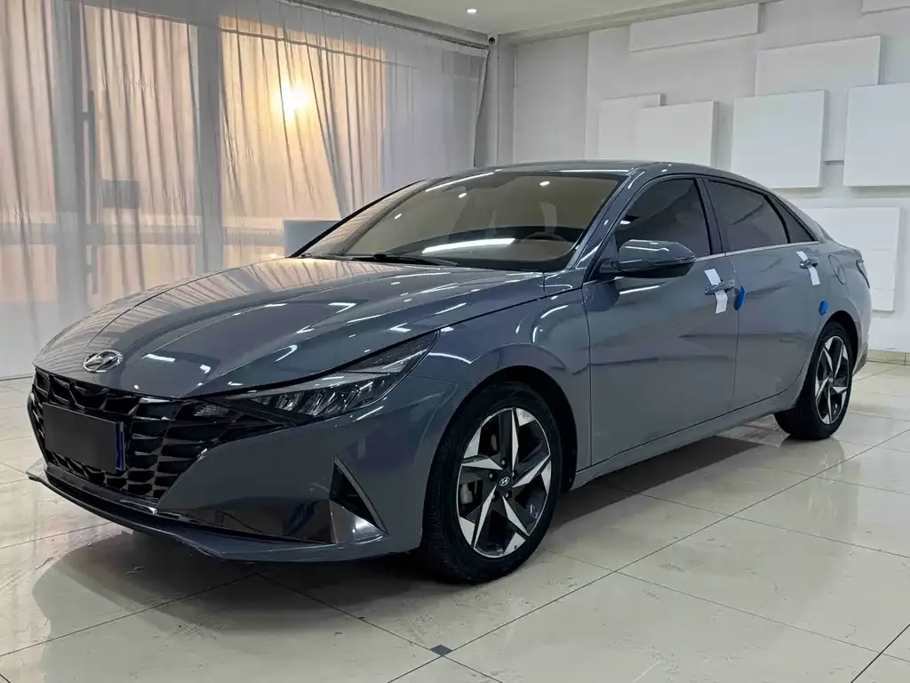 Hyundai Elantra — фото 1