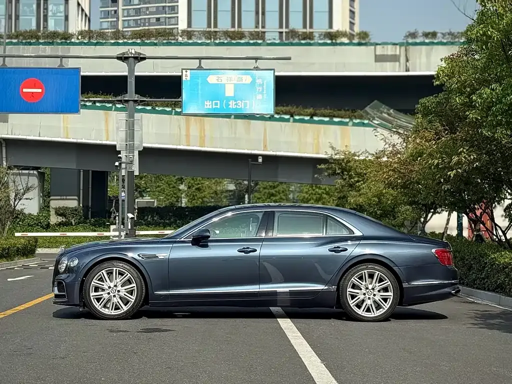 Bentley Flying Spur — фото 10
