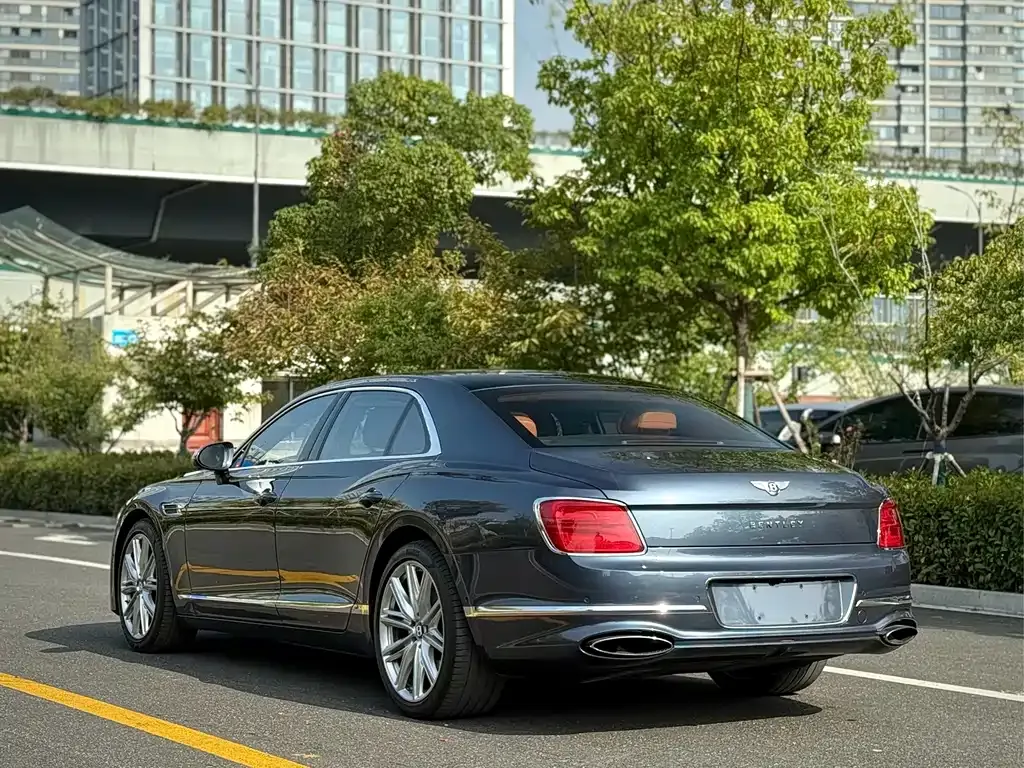 Bentley Flying Spur — фото 9