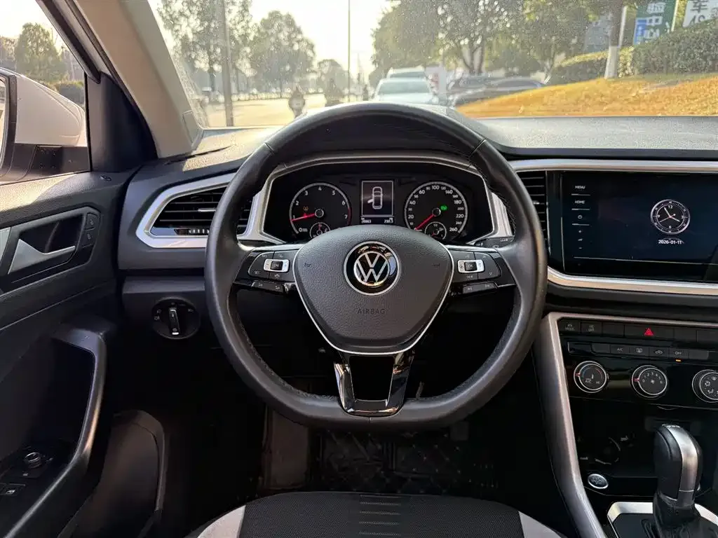Volkswagen T-Roc — фото 6