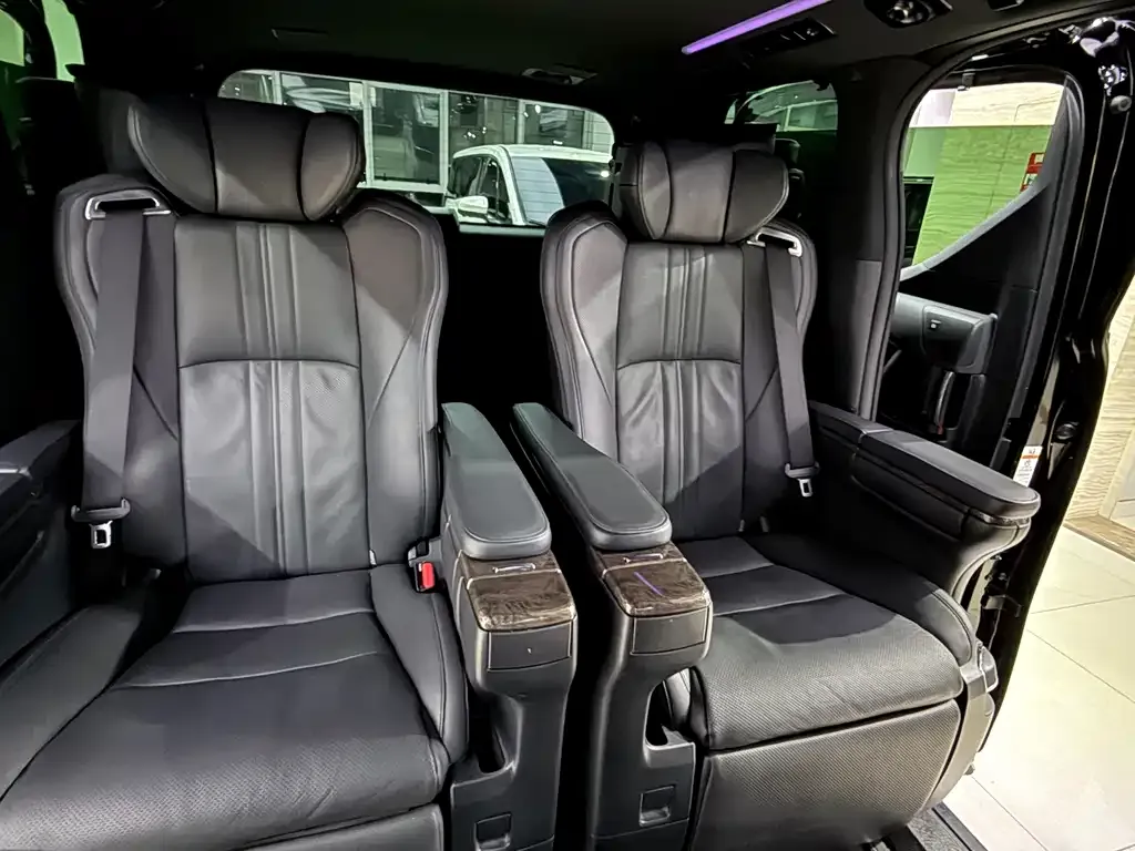Toyota Alphard — фото 8