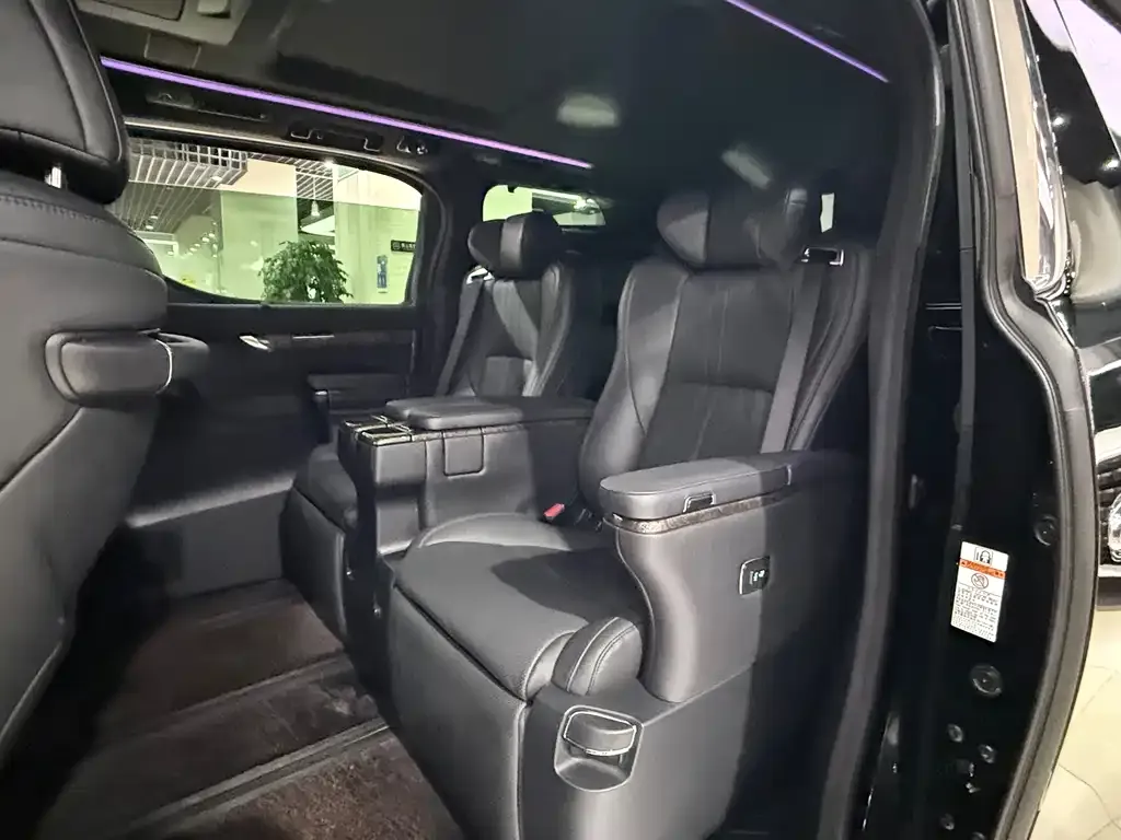 Toyota Alphard — фото 2