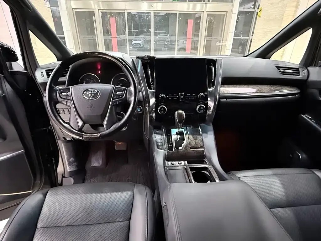 Toyota Alphard — фото 10