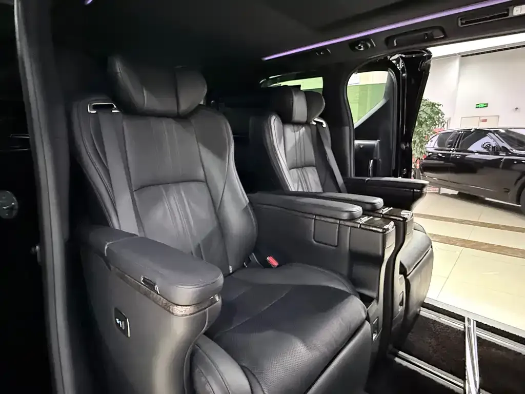 Toyota Alphard — фото 4