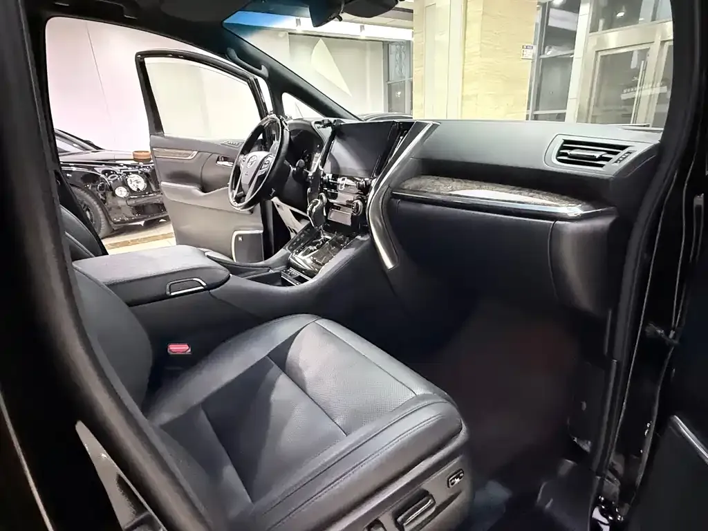 Toyota Alphard — фото 9