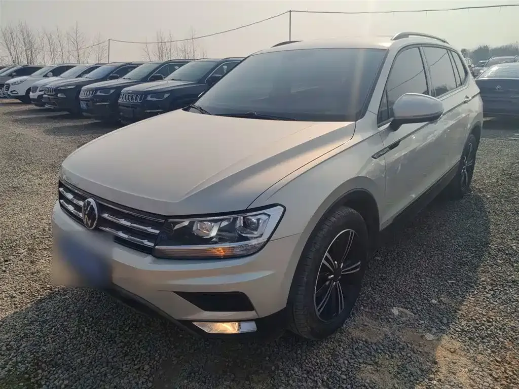 Volkswagen Tiguan L — фото 1