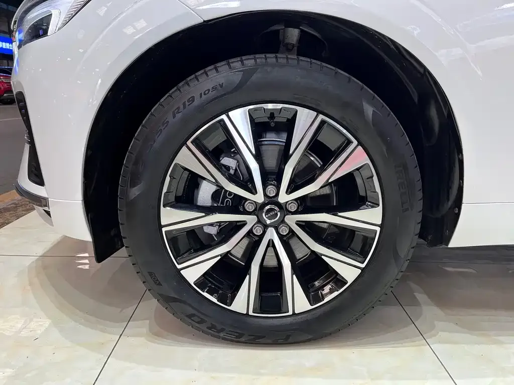 Volvo XC60 — фото 10