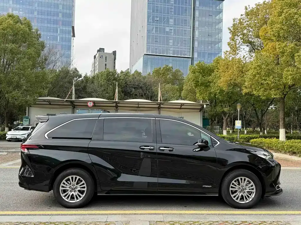 Toyota Sienna — фото 2