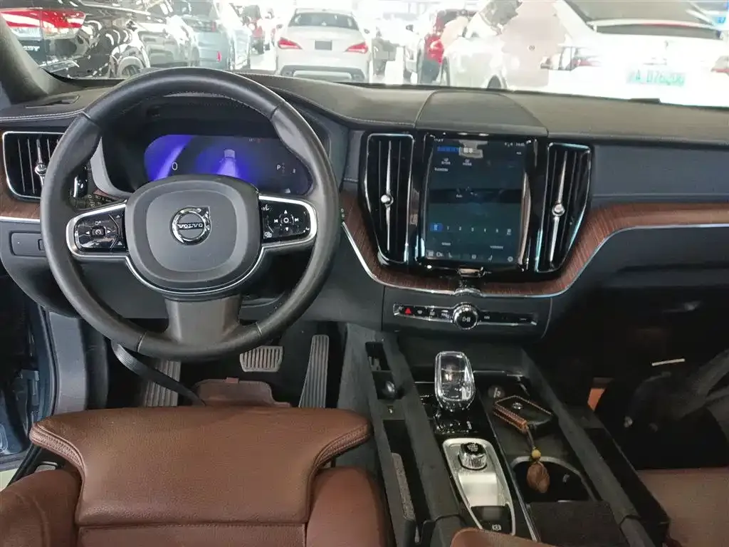 Volvo XC60 — фото 10