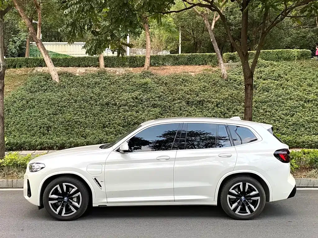 BMW iX3 — фото 9
