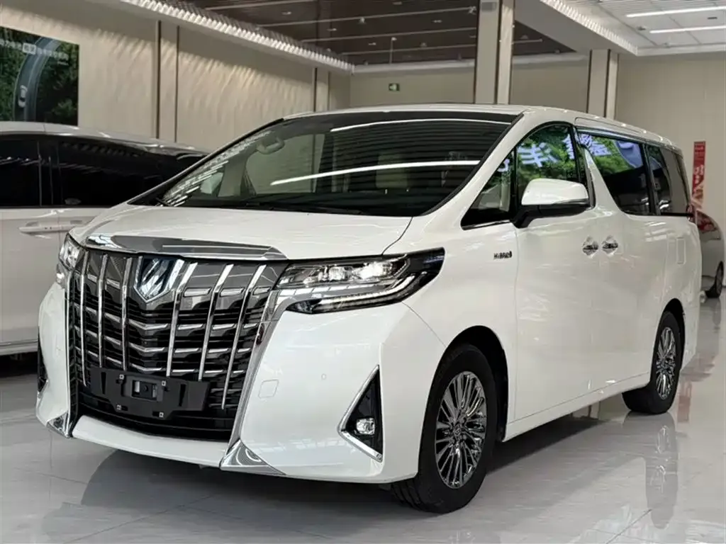 Toyota Alphard — фото 1