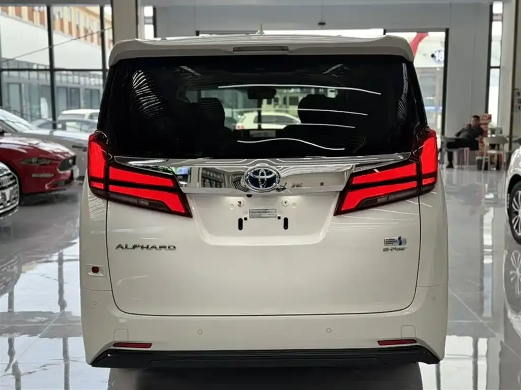 Toyota Alphard — фото 2