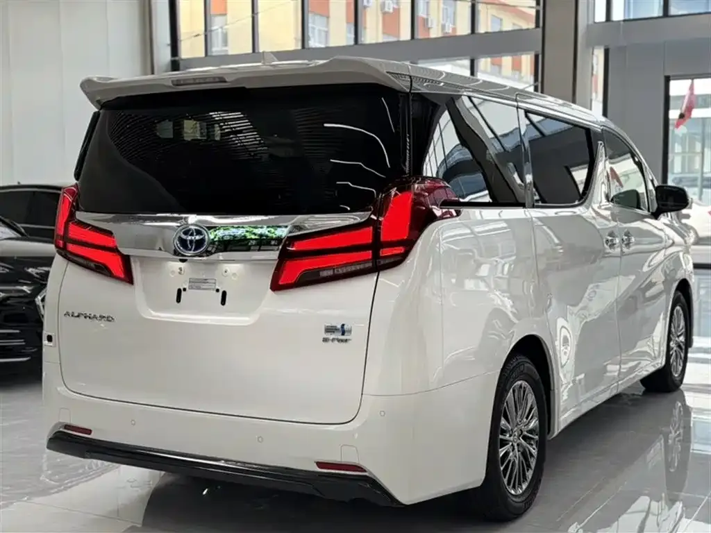 Toyota Alphard — фото 4