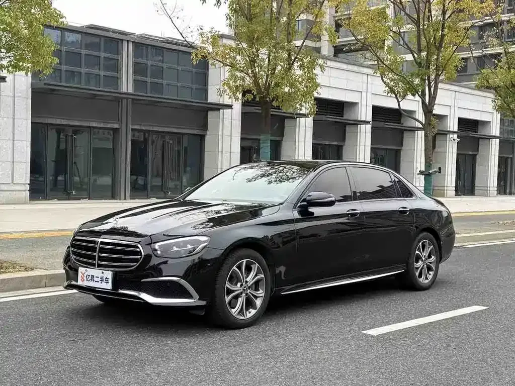 Mercedes-Benz E-Class — фото 1
