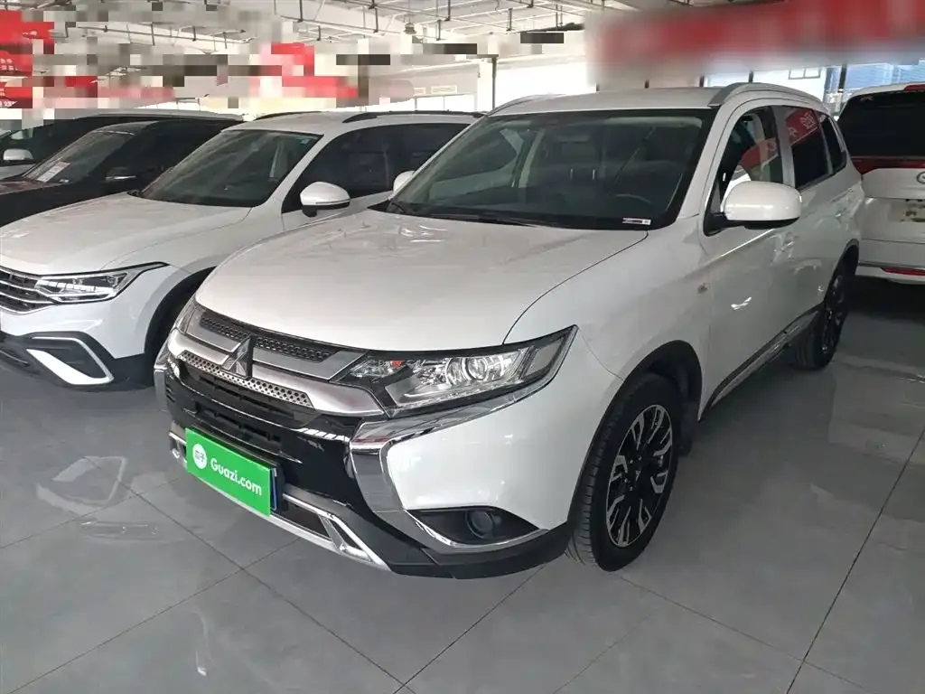 Mitsubishi Outlander — фото 1