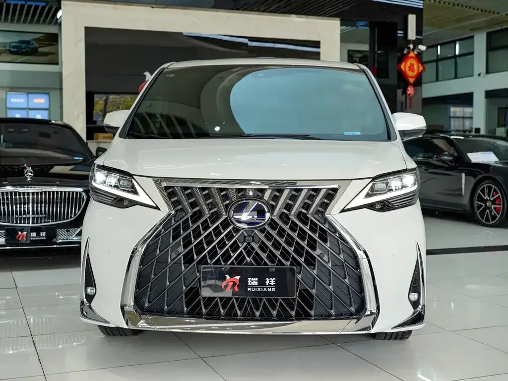 Lexus LM — фото 10