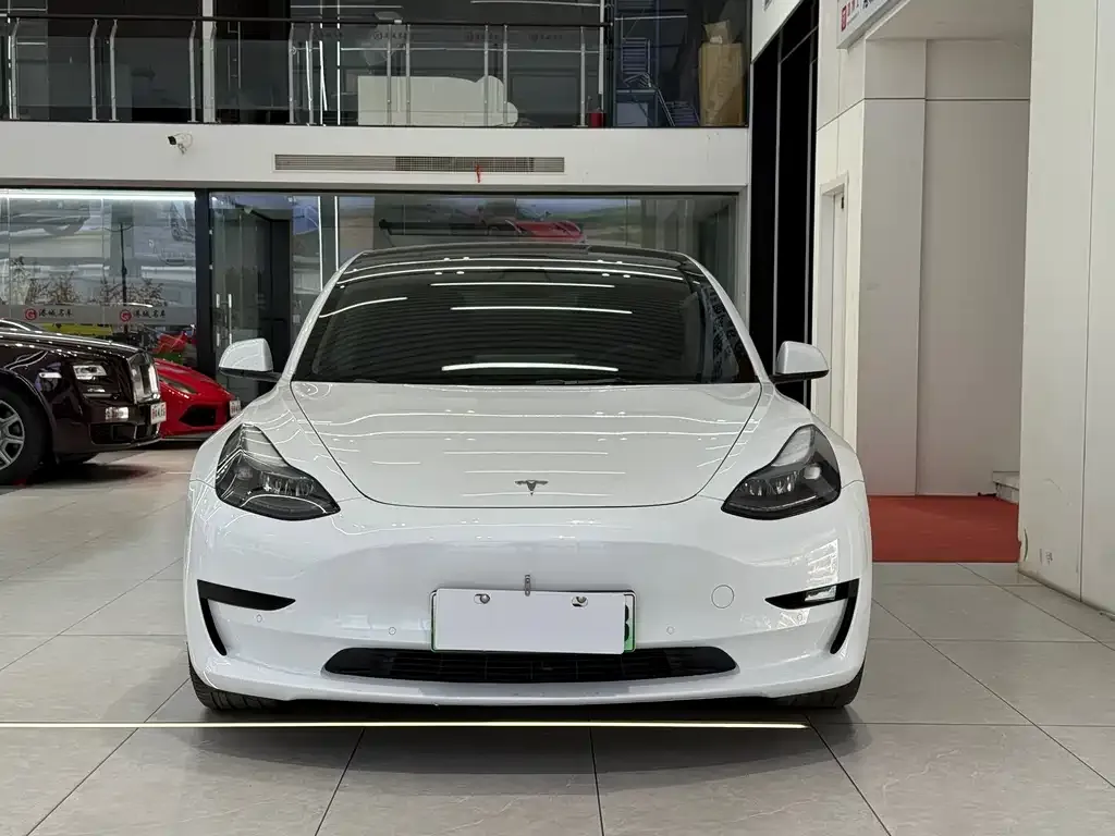 Tesla Model 3 — фото 1
