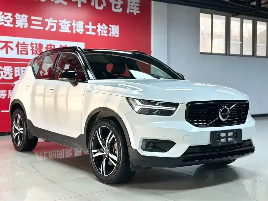 Volvo XC40 — фото 9