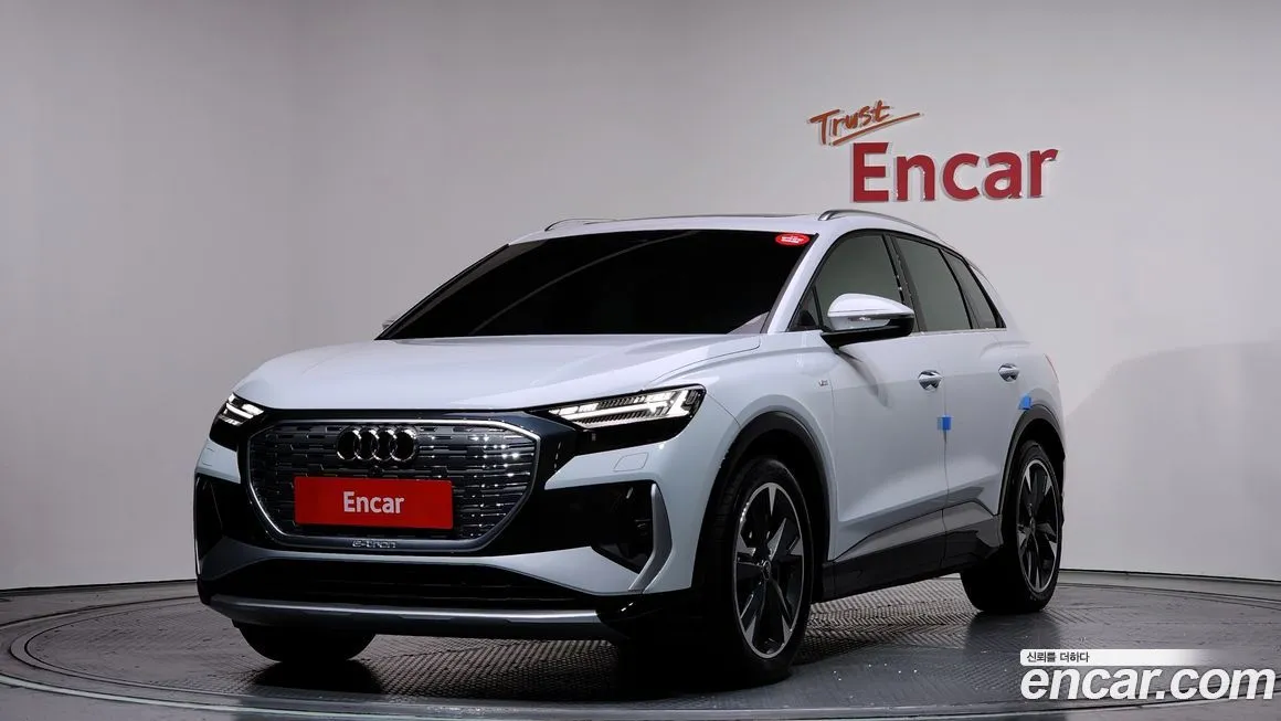 Audi Q4 e-tron — фото 1