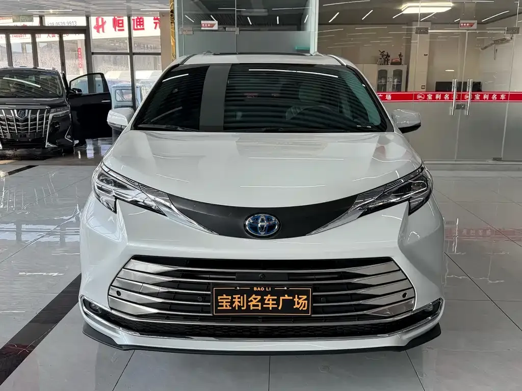 Toyota Sienna — фото 1