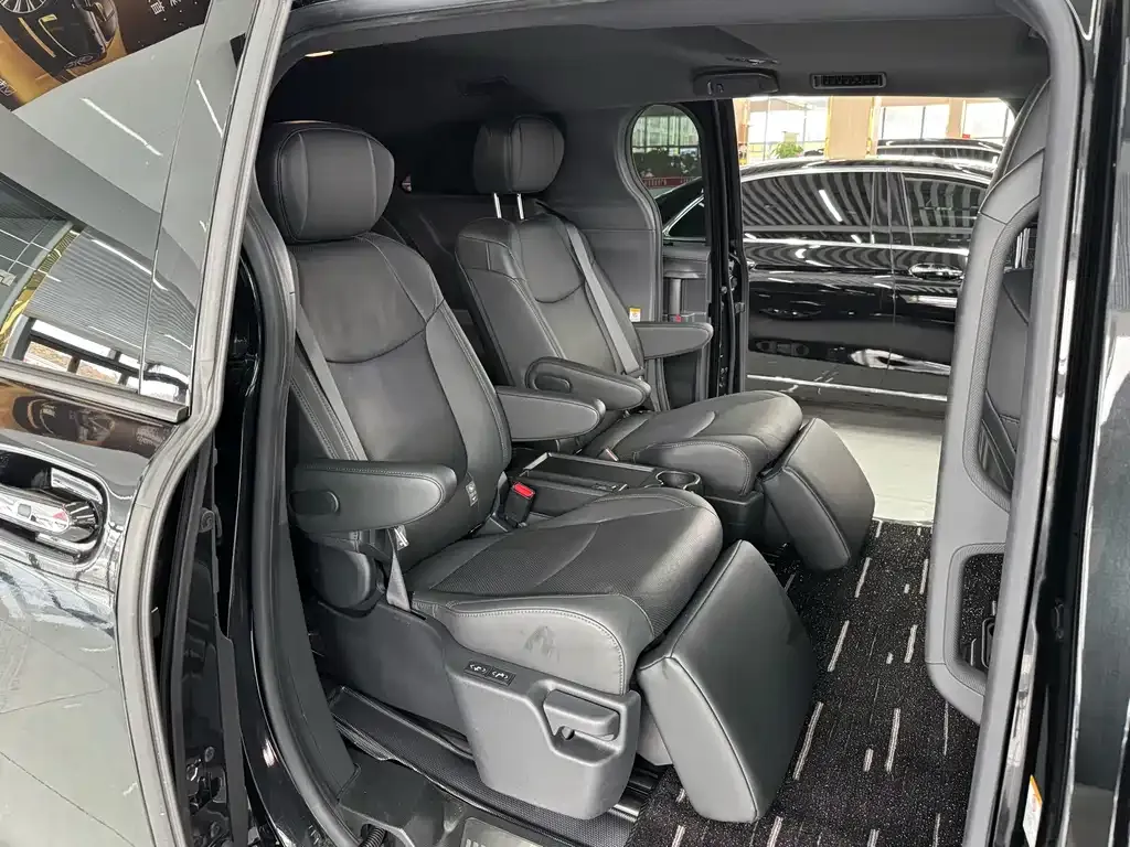 Toyota Sienna — фото 4