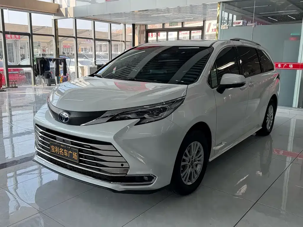 Toyota Sienna — фото 2
