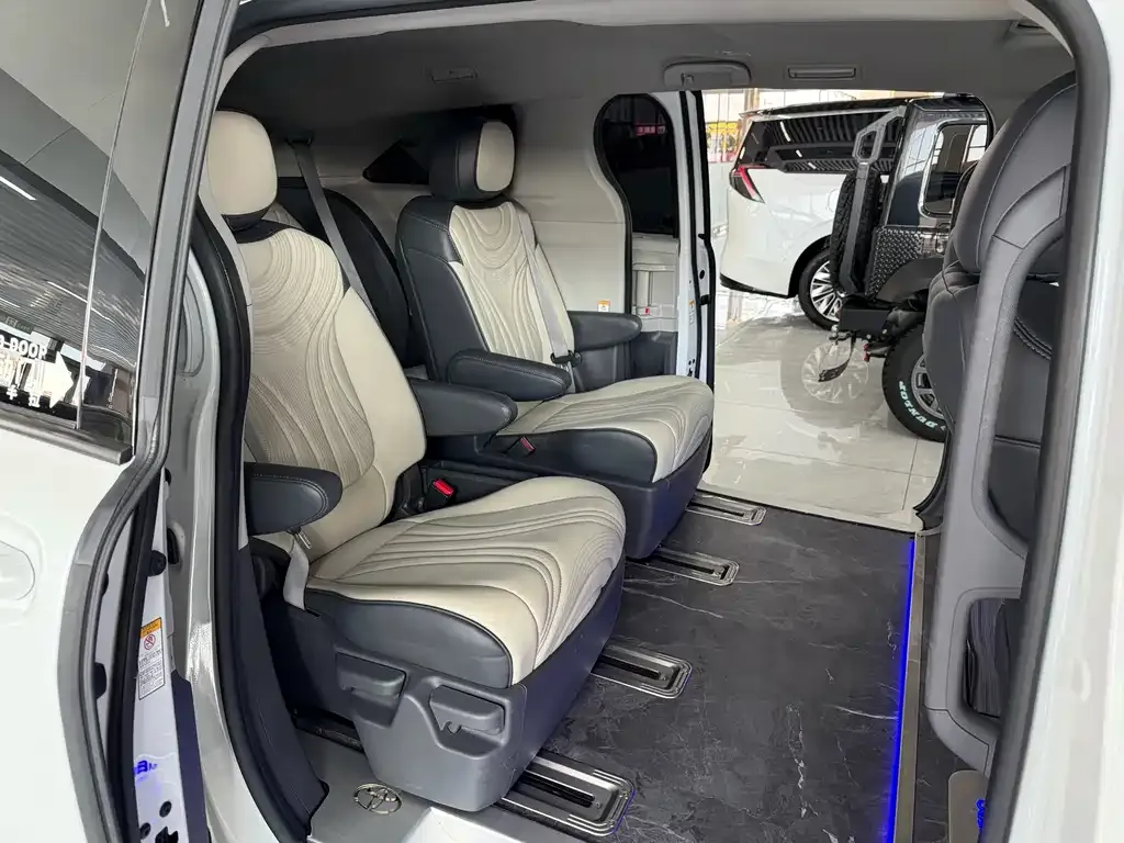 Toyota Sienna — фото 9