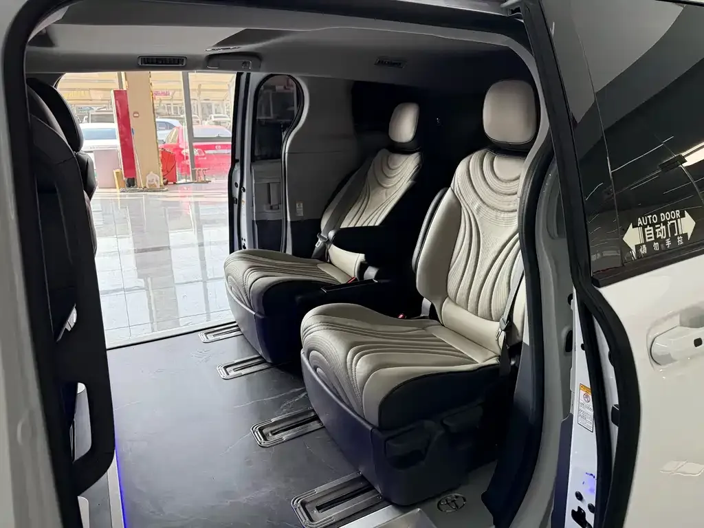 Toyota Sienna — фото 3