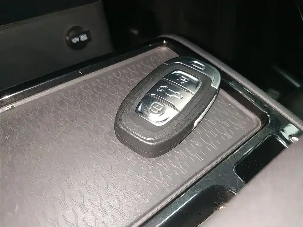 Hongqi E-QM5 — фото 9