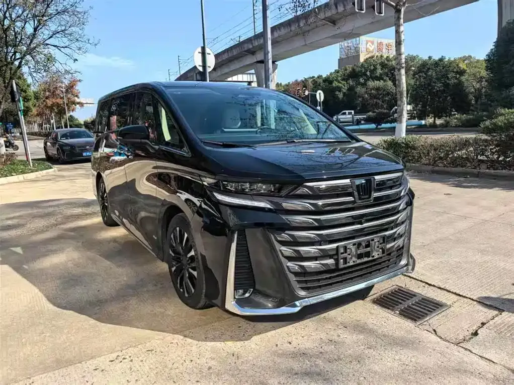 Toyota Vellfire — фото 1