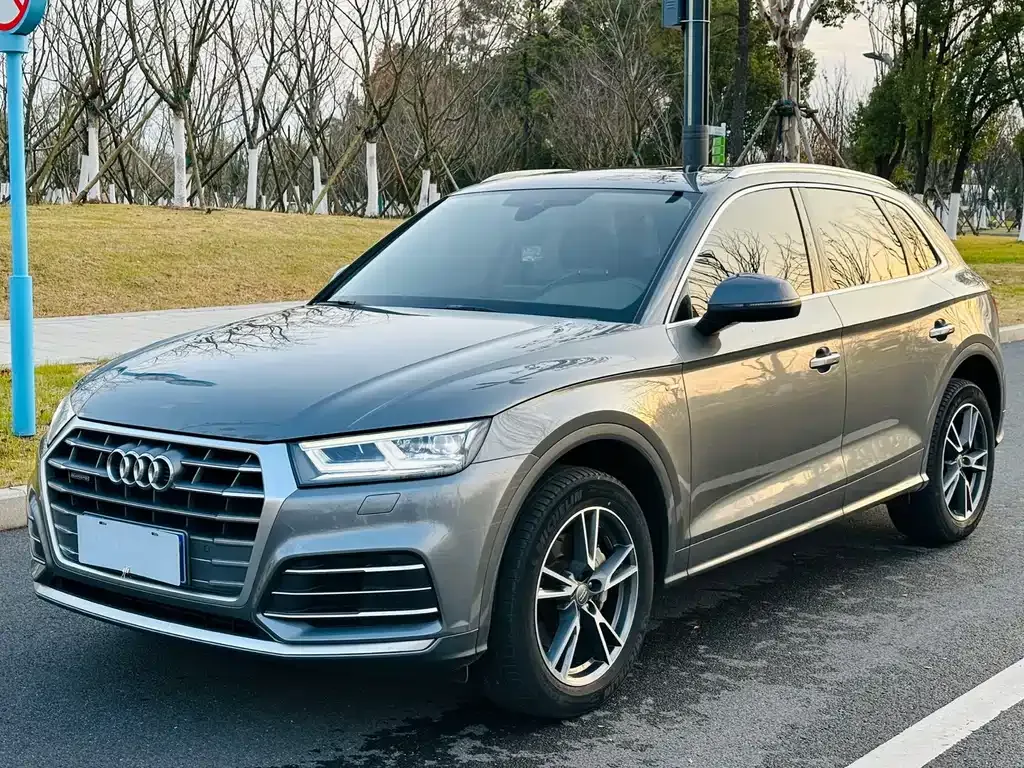 Audi Q5L — фото 1