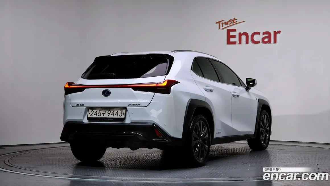 Lexus UX — фото 2