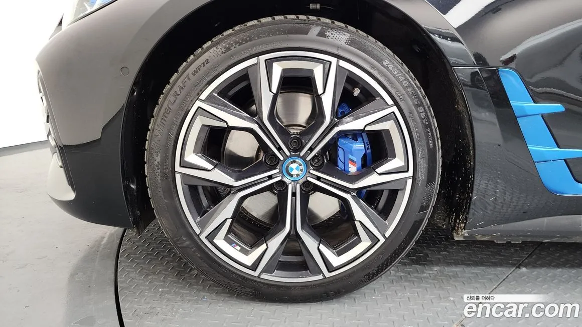 BMW i4 — фото 8