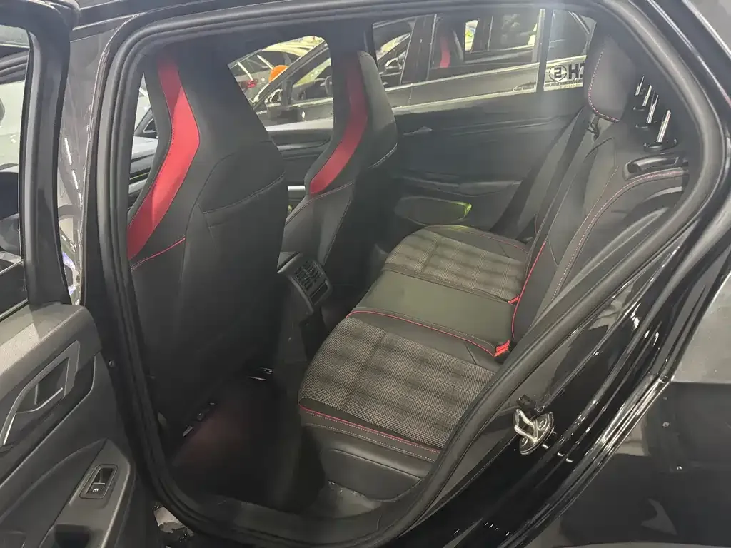 Volkswagen Golf GTI — фото 8