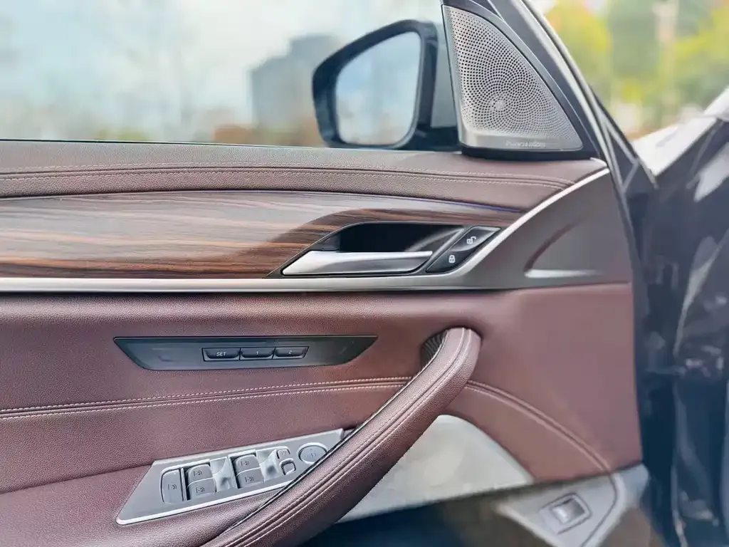 BMW 5 Series — фото 2