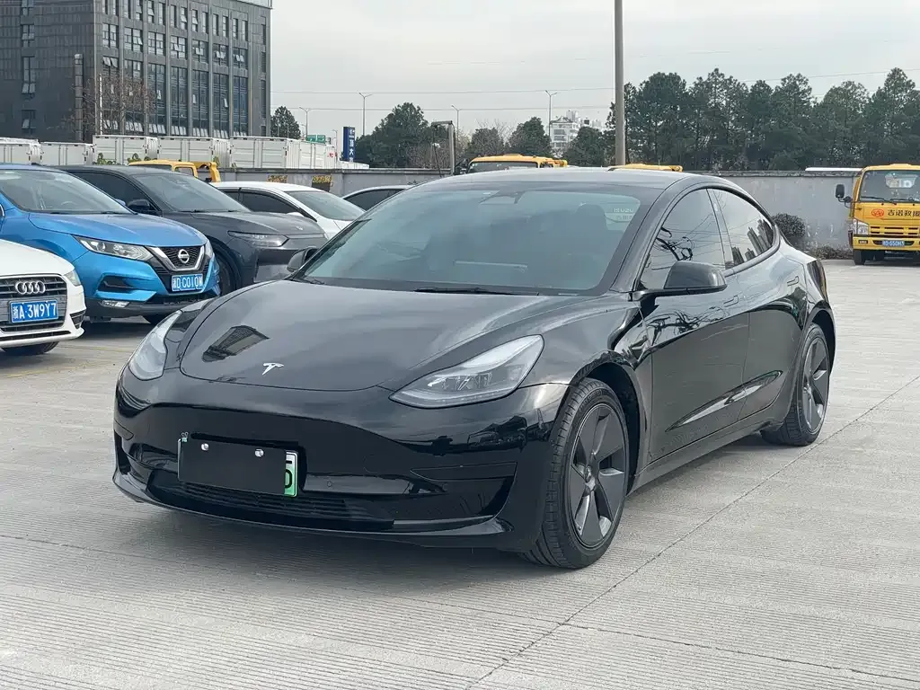 Tesla Model 3 — фото 1