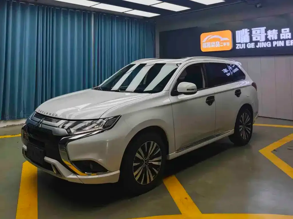Mitsubishi Outlander — фото 1