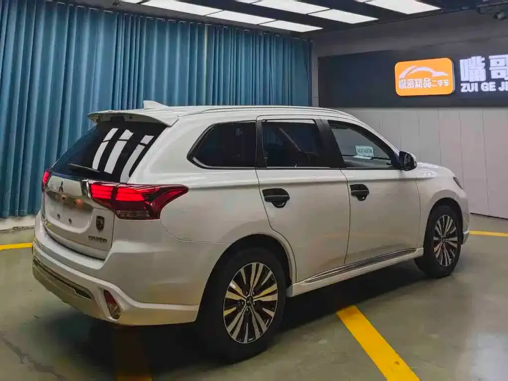 Mitsubishi Outlander — фото 7